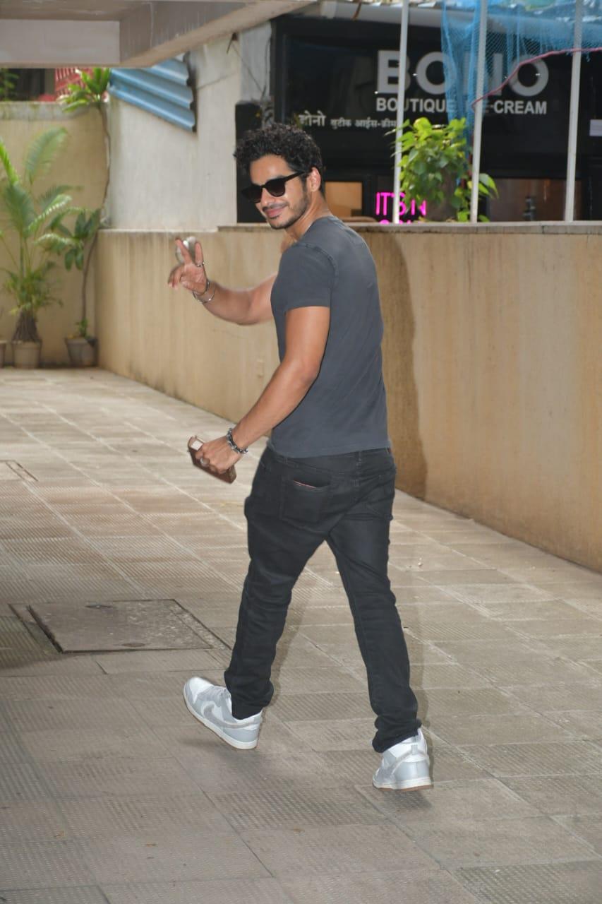 It's not surprising that Ishaan looked dapper in a grey t-shirt, black jeans and stylish sun glasses. His style game is ever evolving and only gets more suave every day